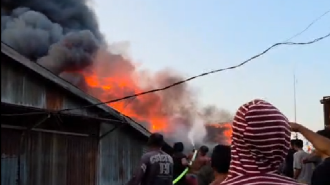 Kebakaran di Tanjabtim, 10 Rumah Dirobohkan Demi Selamatkan Permukiman